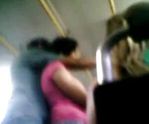Yaşlı porno kızlık bozma adamlar döküm sırasında masaya koymak ve cum shot almak için hazır