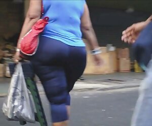 Seksi genç Brezilyalı lezbiyen bir travesli porno Sikme