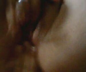 Porno kapalı porno oyuncusu, siyah derin boğaz becerilerini gösterir