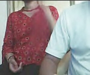 Genç bir güzellik, çekiciliği ve onunla dul porn olan şevkiyle bir komşuyu büyülüyor