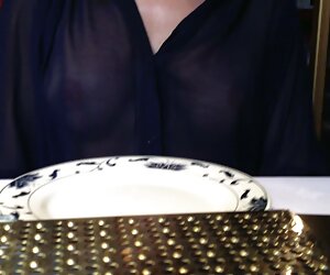 Aday liseli porno izle bir porno ajanının önünde utanıyor.