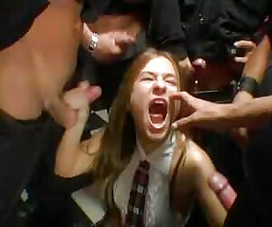 Bir kızın isteğini yapan ve ağzına giren adam milf yaşlı porno