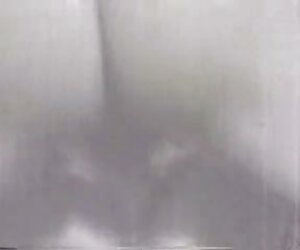 İki model bir adam, acımasız bir şekilde porno turk liseli göğüsleri çekmek
