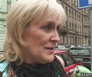 Milf porno modeli büyük kalçalı porno arkadaşının bacakları arasında başını kedi koymak
